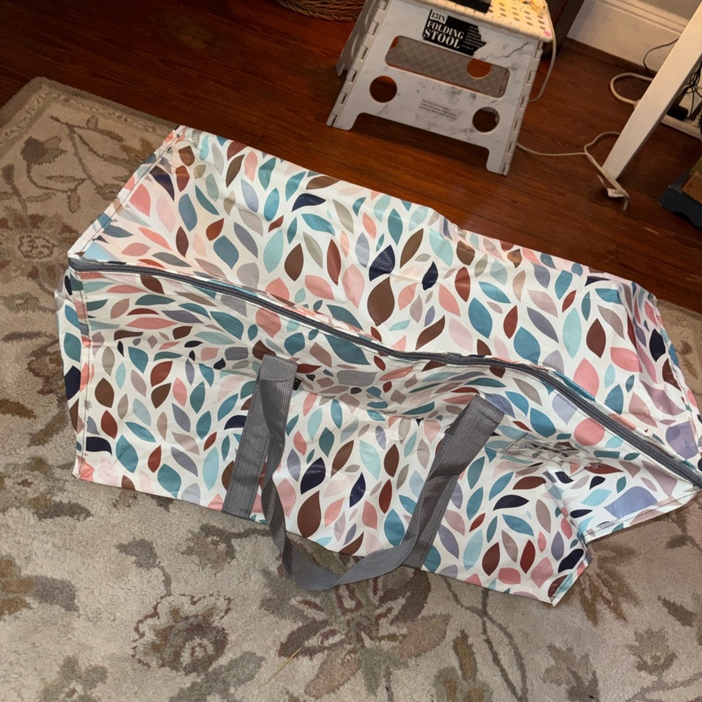 BALEInE Leaf Patterned Tote Bag. Super big
